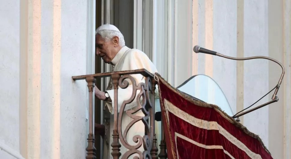 ÚLTIMO ACTO. El papa se retira del balcón de Castelgandolfo, tras saludar. EFE - REUTERS  