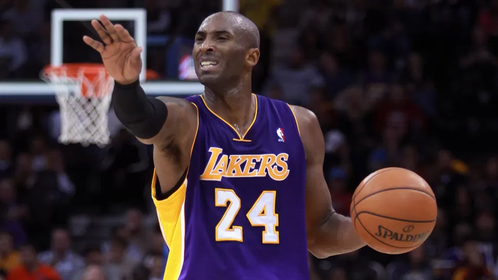 PELEAN. Liderados por Bryant, los Lakers no se resignan a quedar afuera de los playoffs. REUTERS / ARCHIVO