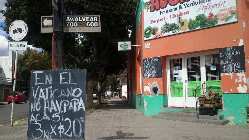 SANTA OFERTA. La pizarra está ubicada en una esquina céntrica de Esquel. FOTO TOMADA DE FACEBOOK.COM/SOYATEO.YQUE.OFICIAL