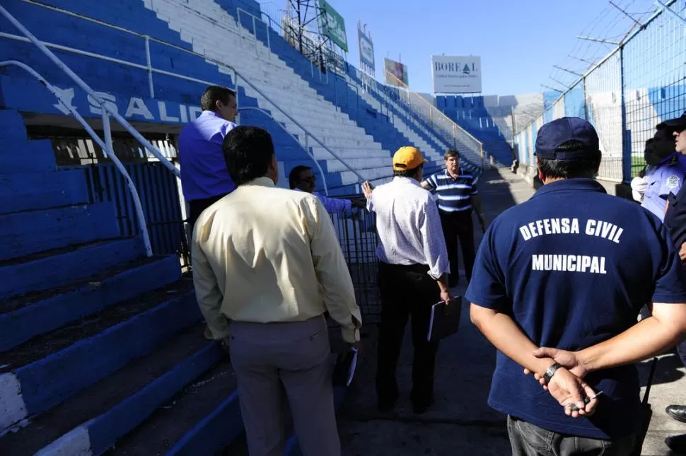 MOMENTO CLAVE DE LA INSPECCIÓN. Juan Vizcarra, responsable de Seguridad de Atlético, revisa el lugar de la tribuna Laprida donde se pondrá una reja para separar a las dos hinchadas. 