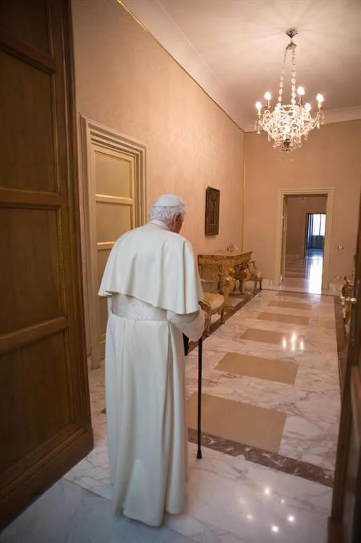 DESCANSO. Benedicto XVI paseó por la residencia de Castelgandolfo. EFE 