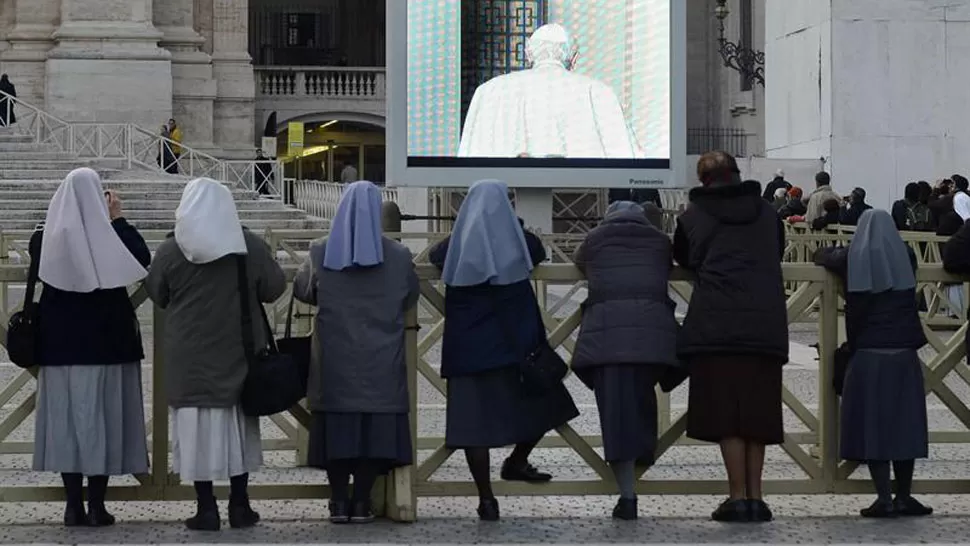 ADIOS. El papa Benedicto XVI (en la pantalla) abandona el balcón del Vaticano desde el que ha saludado a la multitud antes de dirigirse a la residencia estival, el pasado 28 de febrero. EFE