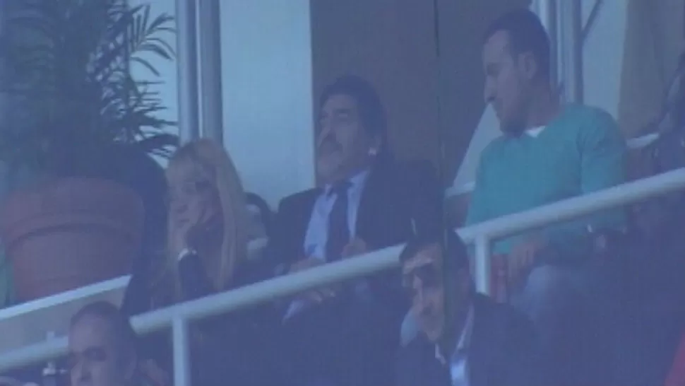 ATENTO. Maradona pudo ver en acción a su compatriota, Lionel Messi. FOTO TOMADA DE MARCA.COM