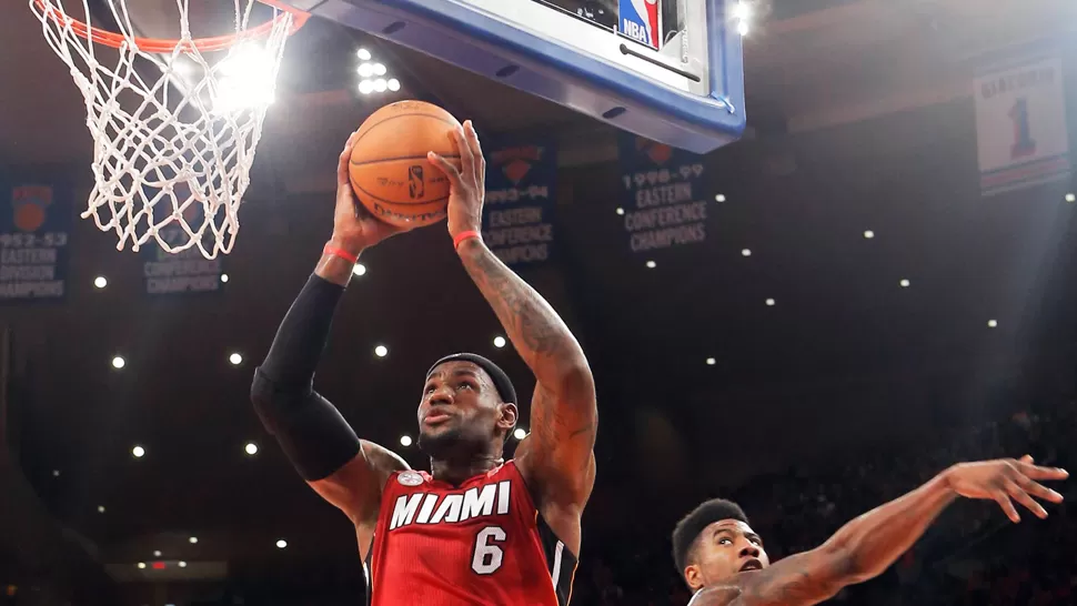 AS. James es la carta más importante que tienen los Heat para soñar con el bicampeonato. REUTERS