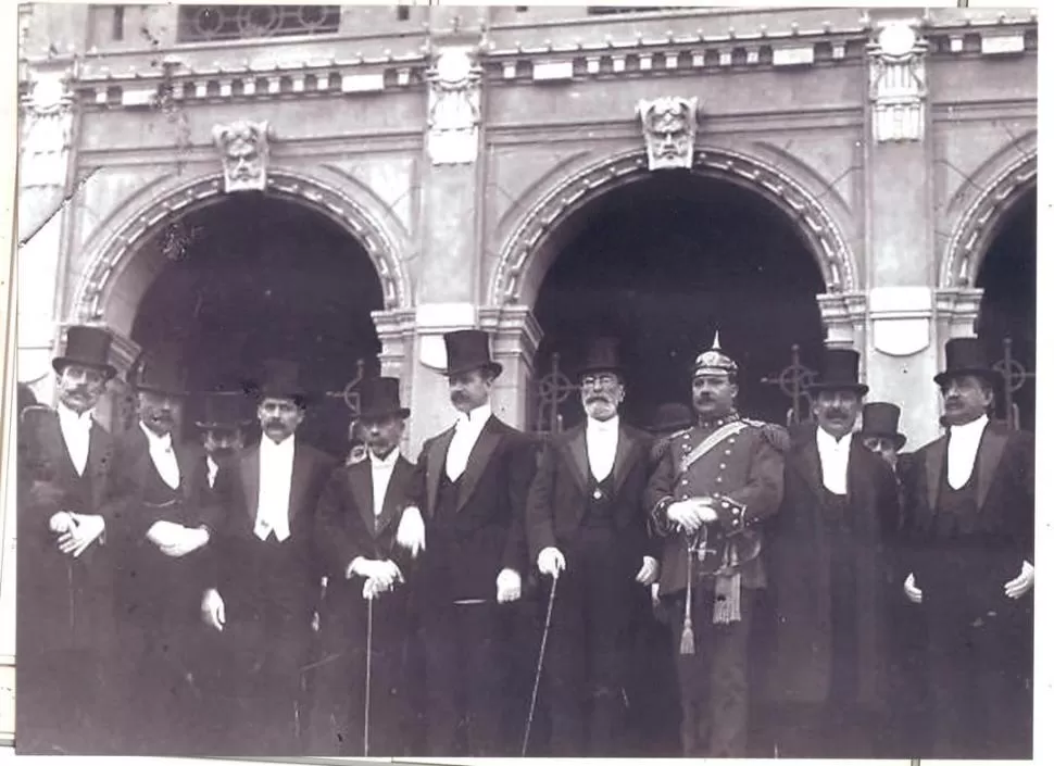 VISITA A TUCUMÁN. Joaquín V. González, con ambas manos sobre el puño del bastón, aparece                  junto al gobernador Ernesto Padilla y su comitiva, el 25 de mayo de 1914, día en que se inauguró la Universidad de Tucumán. LA GACETA / FOTOS DE ARCHIVO