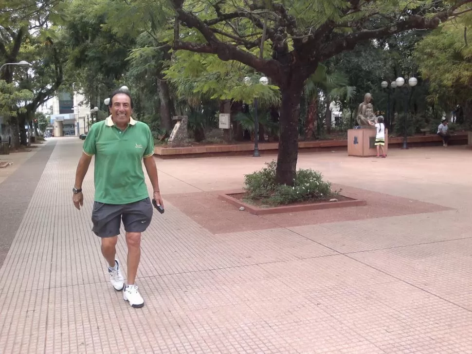 ES LOCAL. Carlos Roldán recorrió la Plaza 9 de Julio, en Posadas, y compartió un café con su amigo Oscar Rodríguez.  LA GACETA / FOTOS DE MARIANA SEGURA (ENVIADA ESPECIAL)