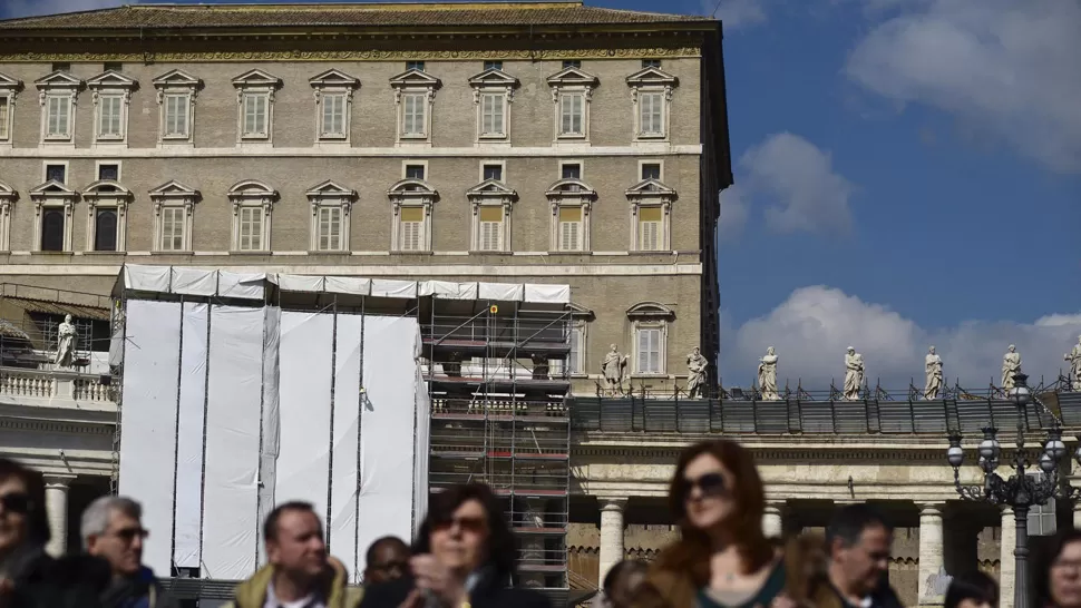 VISITAS. Los turistas recorren la plaza de San Pedro del Vaticano. EFE