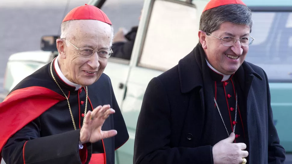 SONRIENTES. Los cardenales italianos Camillo Ruini (izquierda) y Giuseppe Betori (derecha), arzobispo de Florencia, saludan antes de entrar  al Aula Nueva del Sínodo. FOTOS DE AGENCIA EFE