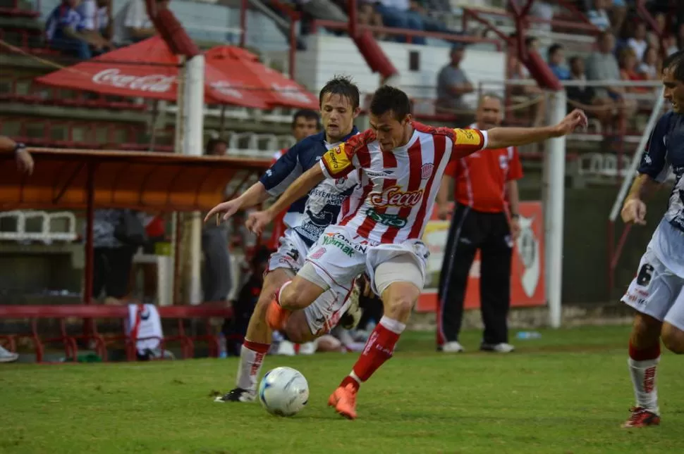 CUMPLIÓ EN SU DEBUT. Lucas Chacana, una de las promesas santas, jugó un buen partido y asistió en el segundo gol. 