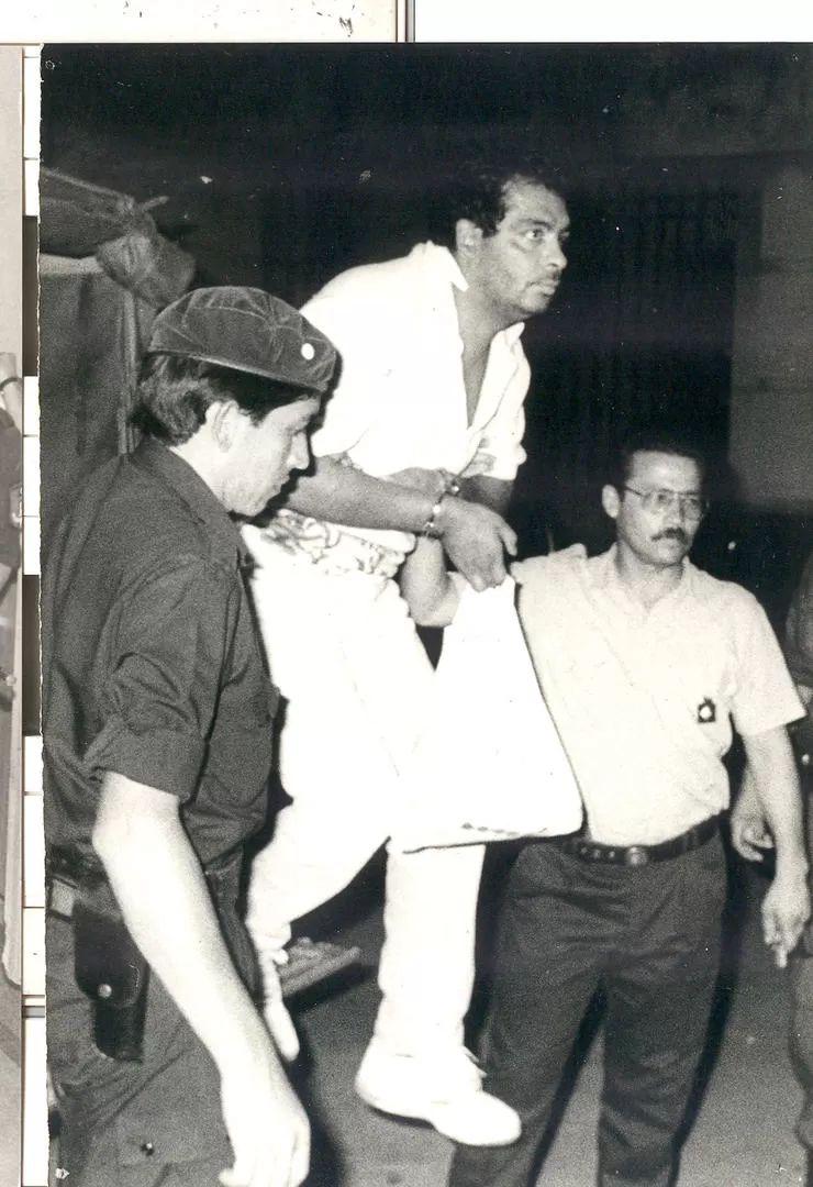 Adolfo Ángel Ale, conocido como El Mono, desciende de una camioneta de la Policía que lo trasladó a la cárcel de Villa Urquiza, acusado del crimen del policía Juan Andrés Salinas. 