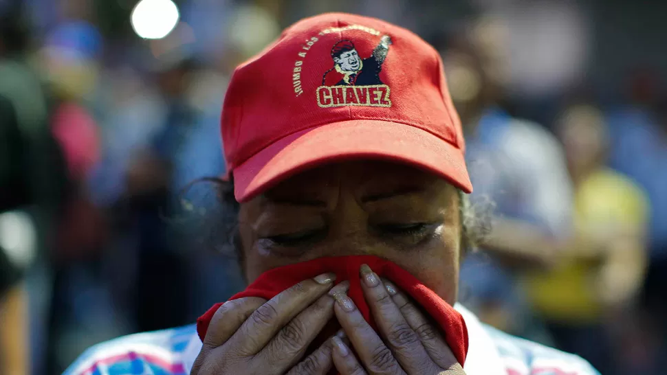 DESCONSOLADOS. Los venezolanos lloran a su mandatario. REUTERS