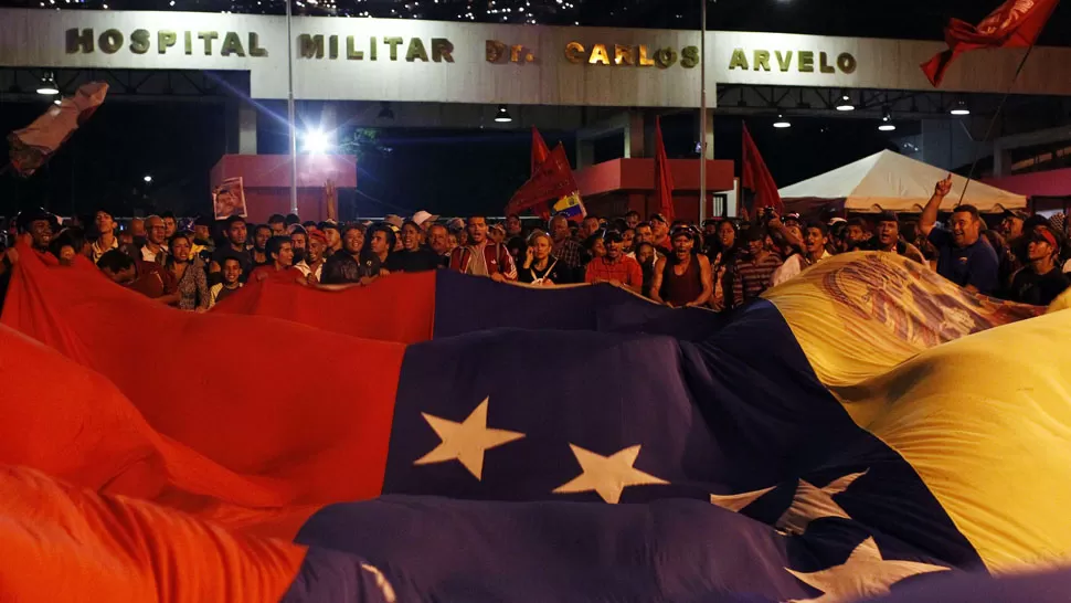CONMOCION. Miles de venezolanos se congregaron anoche frente al hospital donde murió Chávez. REUTERS