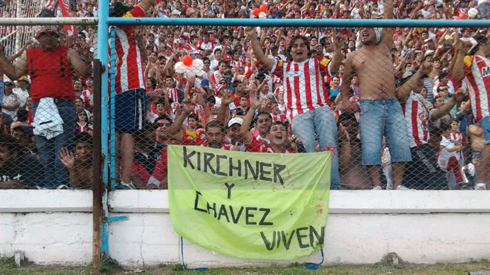 HOMENAJE. Hinchas del santo recordaron en una bandera a Néstor Kirchner y a Hugo Chávez. LA GACETA / JUAN PABLO SANCHEZ NOLI