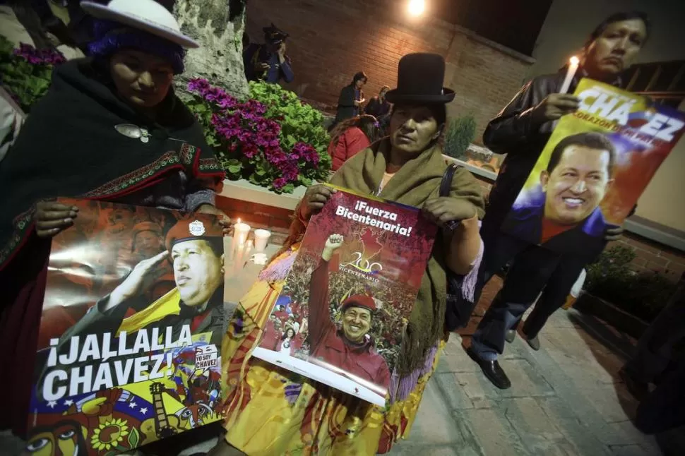 BOLIVIA. Cientos de bolivianos salieron a las calles con pancartas para honrar a quien fuera un aliado estratégico del presidente de su país, Evo Morales. REUTERS