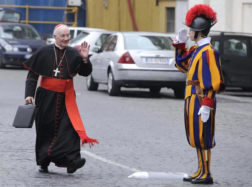 PROSIGUEN LAS REUNIONES. El cardenal canadiense Marc Quellet saluda a un miembro de la Guardia Suiza tras su llegada a la sede del Vaticano. EFE