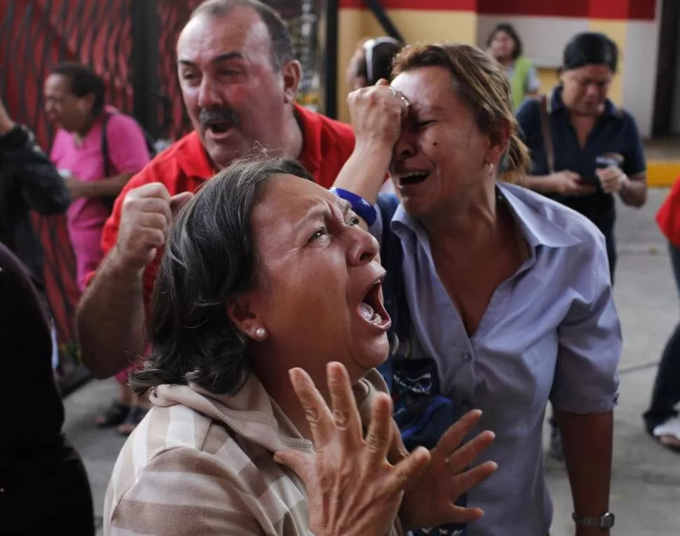 TRISTEZA. Ciudadanos chavistas salieron a las calles de Caracas y expresaron con llanto el dolor por el fallecimiento del líder. REUTERS