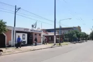 Buscan a un adolescente que asaltó y le robó el arma a un policía de guardia