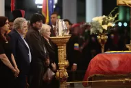 Cristina retorna al país y no participará del sepelio de Chávez