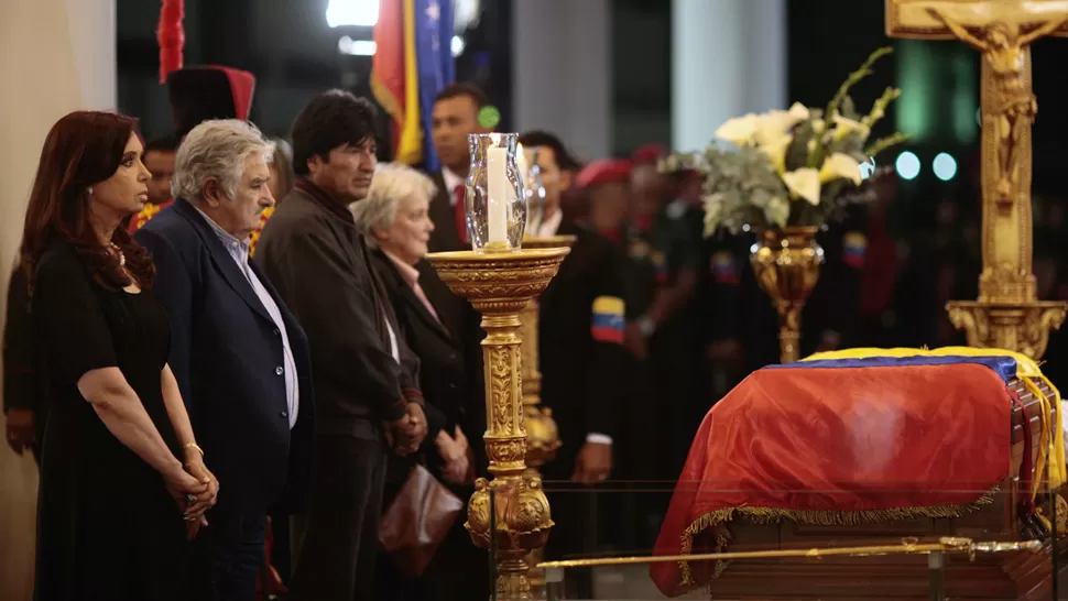 ULTIMO ADIOS. La Presidenta, junto a sus pares Mujica, de Uruguay, y Morales, de Bolivia despidieron a Chávez. REUTERS
