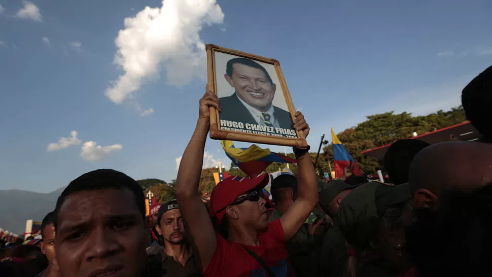 DESPEDIDA. Miles de venezolanos llegaron hasta la Academia Militar para ver el féretro de Chávez. REUTERS