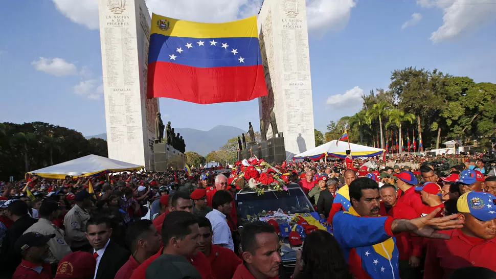 HEREDERO. Maduro encabezó la caravana para llevar los restos de Chávez hasta la capilla ardiente. REUTERS