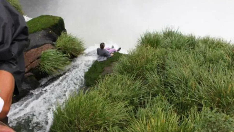 MOMENTO JUSTO. La captura fue tomada por turistas que visitaban las cataratas. FOTO TOMADA DE TERRITORIODIGITAL.COM