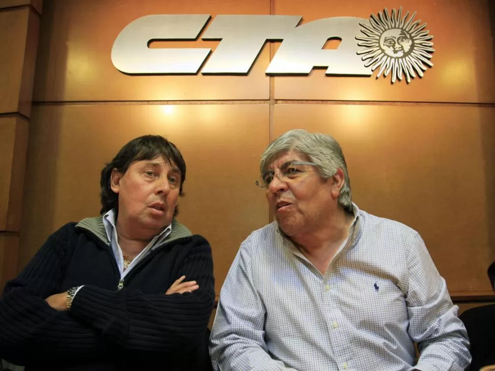 OBJETIVO COMÚN. Pablo Micheli, de la CTA, y Hugo Moyano, de la CGT, mantienen un duro enfrentamiento con el Gobierno nacional. DYN