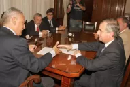 Reposo firmó convenios, almorzó en la Legislatura y halagó el control local