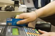 Cómo funcionaría la tarjeta del Gobierno para pagar las compras del súper