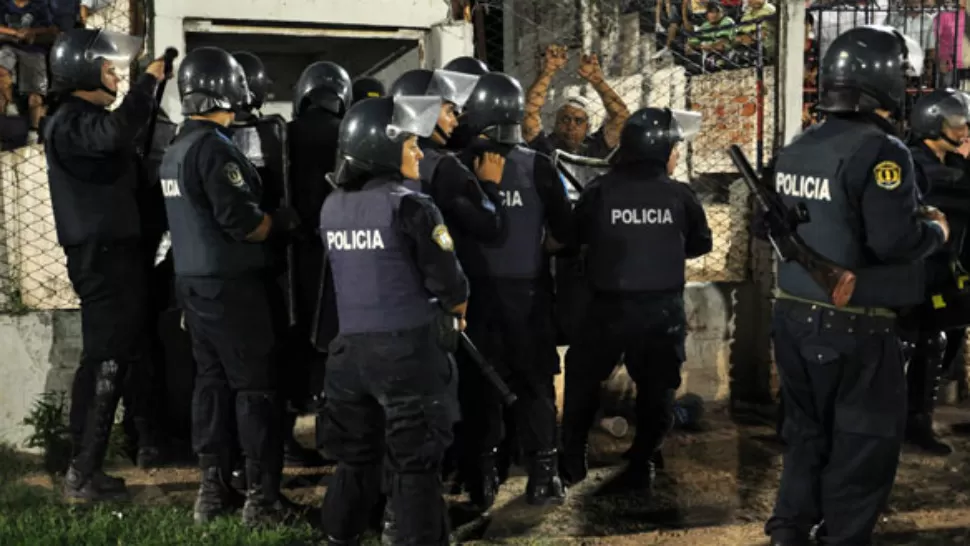 POLICIAS. Un uniformado fue herido por los hinchass. FOTO TOMADA DE DIARIOPANORAMA.COM