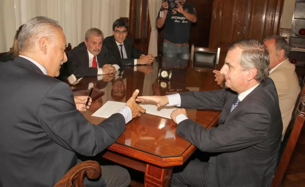 COOPERACIÓN. Jiménez (izquierda) y Reposo (derecha) firmaron un acuerdo. PRENSA Y DIFUSION