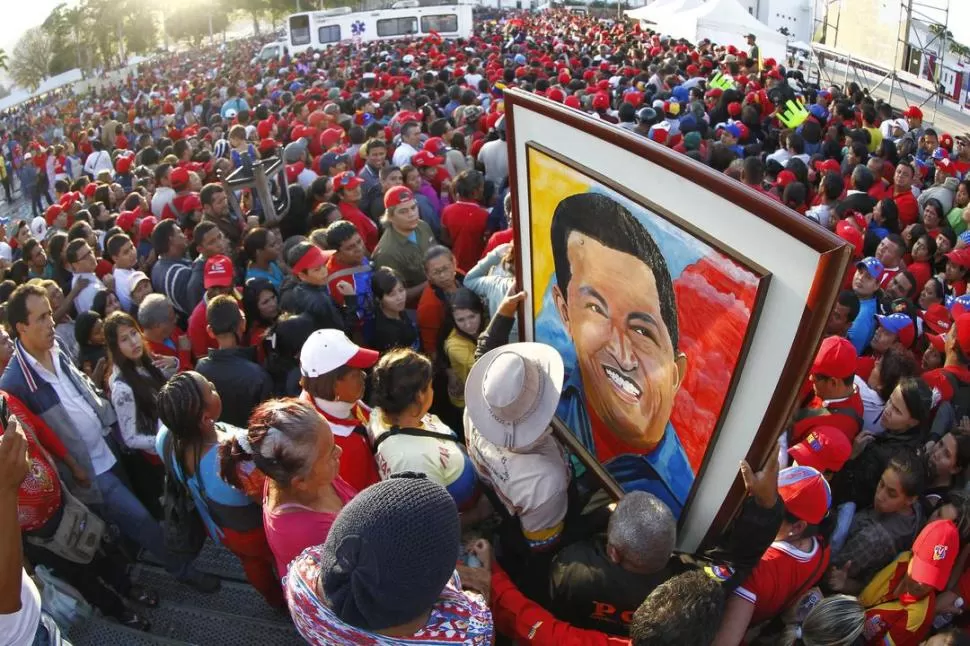 PAPÁ DIOS. Seguidores chavista trasladan un enorme poster del líder muerto. 