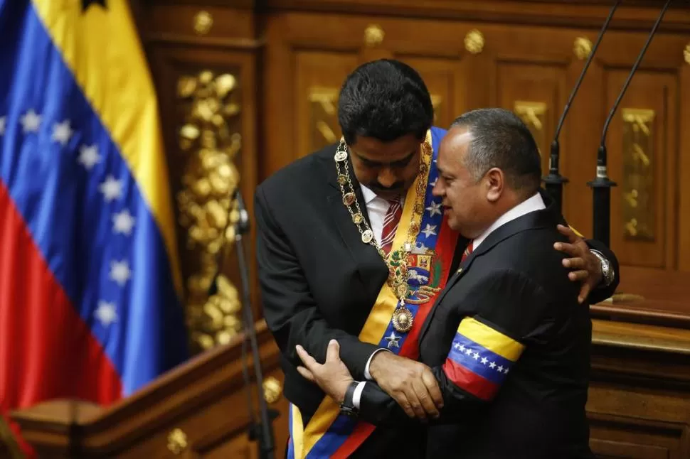  NUEVO JEFE. Maduro abraza al presidente de la Asamblea Nacional, Diosdado Cabello, quien le tomó juramento. REUTERS