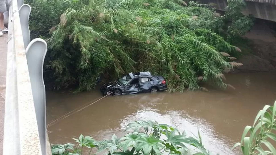 TREMENDO. El auto Mecedes Benz se precipitó al río sin tocar las barandas. GENTILEZA GASTON CASTILLO