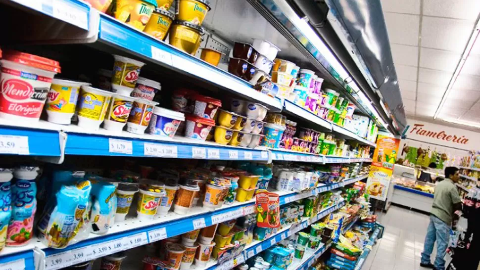 EMPUJE. Los supermercadistas se quejan desde hace tiempo del alto costo de las comisiones de las tarjetas tradicionales. FOTO TOMADA DE MINUTOUNO.COM
