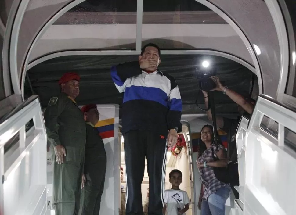 EL ÚLTIMO SALUDO. Chávez se despide de sus seguidores antes de viajar a Cuba, el 10 de diciembre del año pasado. REUTERS (ARCHIVO)
