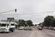 Instalan nuevos semáforos en una avenida peligrosa