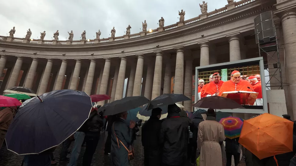 A LA ESPERA. El mundo católico concentra su mirada en el Vaticano. REUTERS