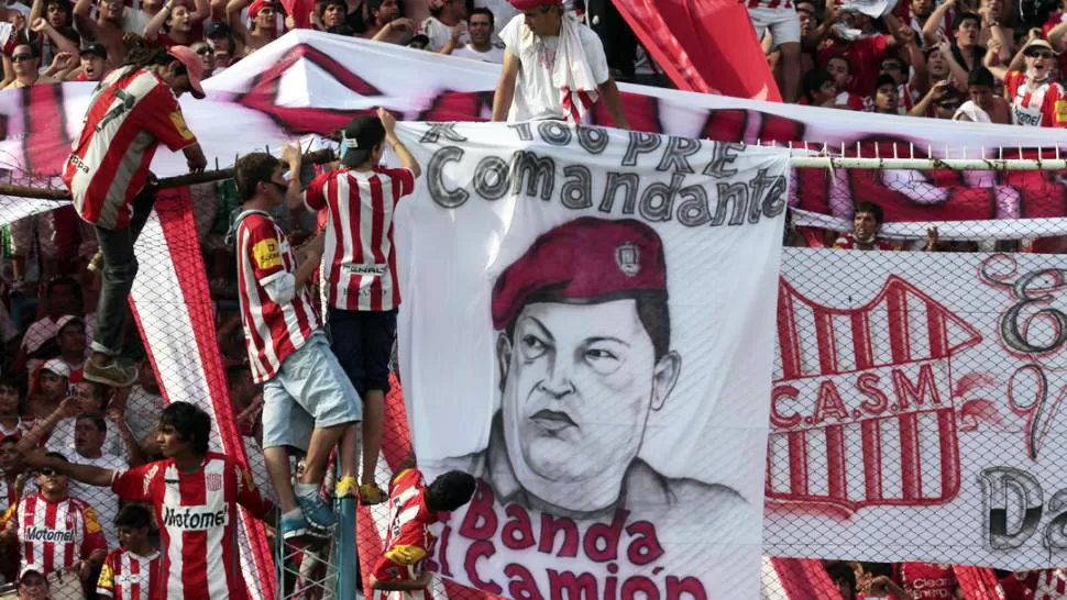 CON EL COMANDANTE. La cara de Chávez se divisó en la tribuna de calle Bolivia. DIEGO ARAOZ / ESPECIAL PARA LA GACETA