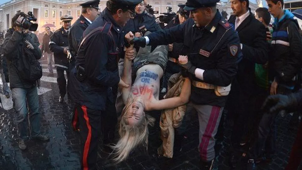 SIN CHANCES. La mujer fue detenida por los agentes que custodiaban la plaza de San Pedro. FOTO TOMADA DE LA VANGUARDIA.COM
