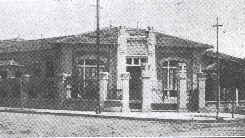 CHACABUCO Y BOLÍVAR. La Escuela donada por el Jockey porteño, en una foto de 1920. En 1965 la UNT adquirió el local, que hoy es sede de la Facultad de Artes. LA GACETA / ARCHIVO