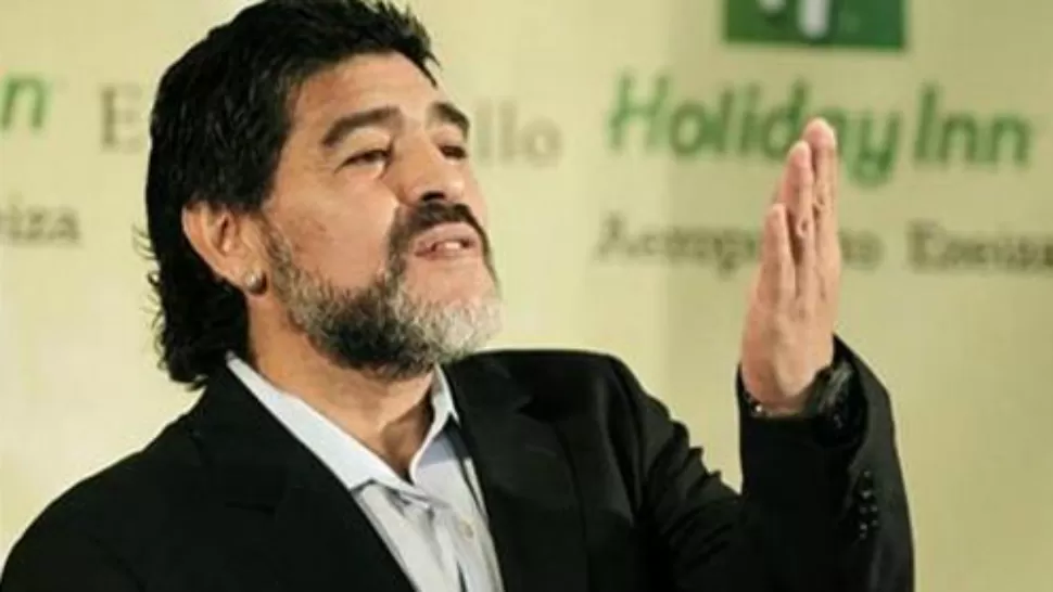 UN PADRE FELIZ. Diego Maradona, al fin, después de un mes de haber nacido, reconoció formalmente a su hijo Diego Fernando, desde Dubai.
