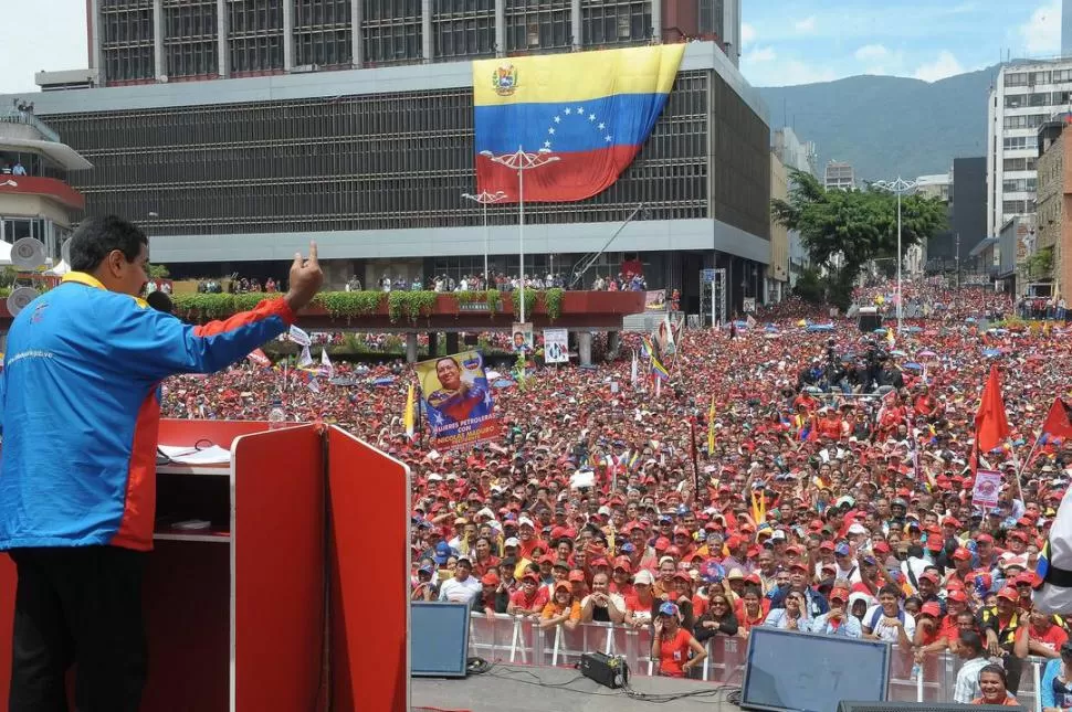 EN CARACAS. El presidente interino y candidato oficialista, Nicolás Maduro, se dio un baño de multitudes luego de anotar oficialmente su candidatura. TELAM