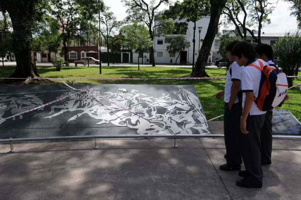 CUIDADO. Un grupo de chicos observa el mural de Florencia Vivas que fue dañado a fines del año pasado. LA GACETA / FOTOS DE ANTONIO FERRONI