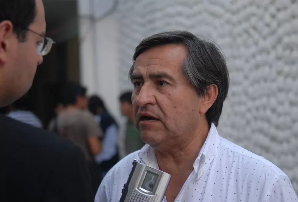 PROTAGONISTA. Cacho Acosta cuestionó al funcionario Insaurralde junto a delegados gremiales. ARCHIVO LA GACETA 