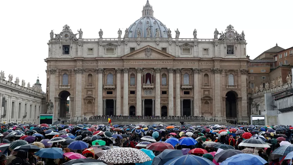 PLAZA COLMADA. Miles de fieles desafiaron la lluvia para seguir de cerca la elección del nuevo papa. REUTERS