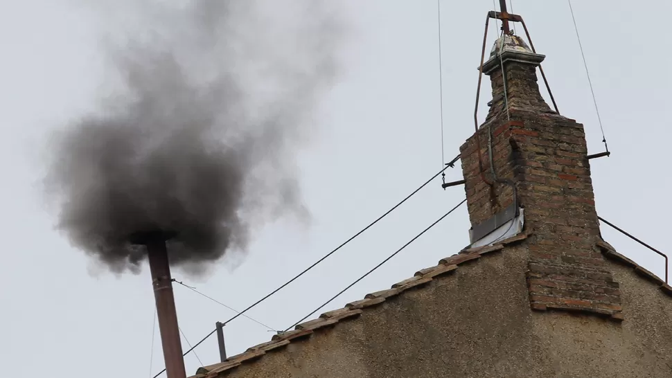 SIN NOVEDAD. El humo negro indicó esta mañana que aún no hay papa para la Iglesia católica. EFE