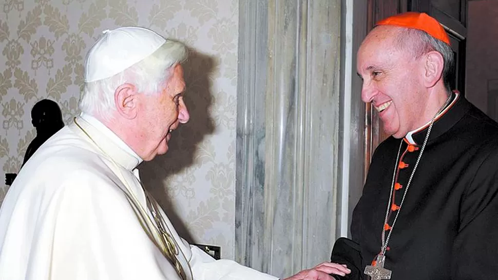EN LA HISTORIA. Ratzinger y Bergoglio fueron adversarios en 2005. FOTO TOMADA DE CLARIN.COM