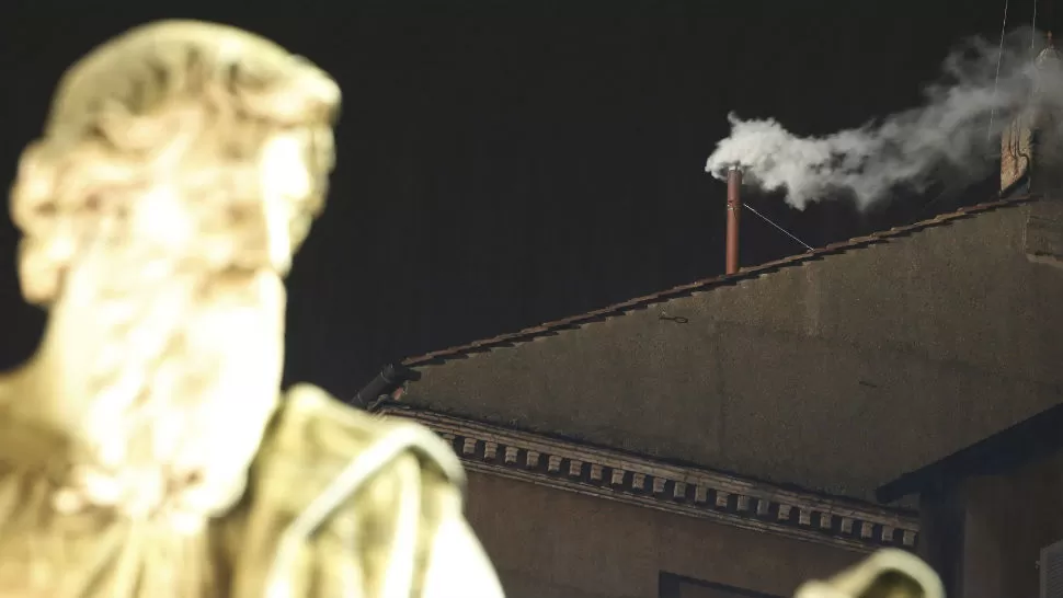 HABEMUS PAPAM. El humo blanco y la elecciópn de un nuevo Papa. REUTERS