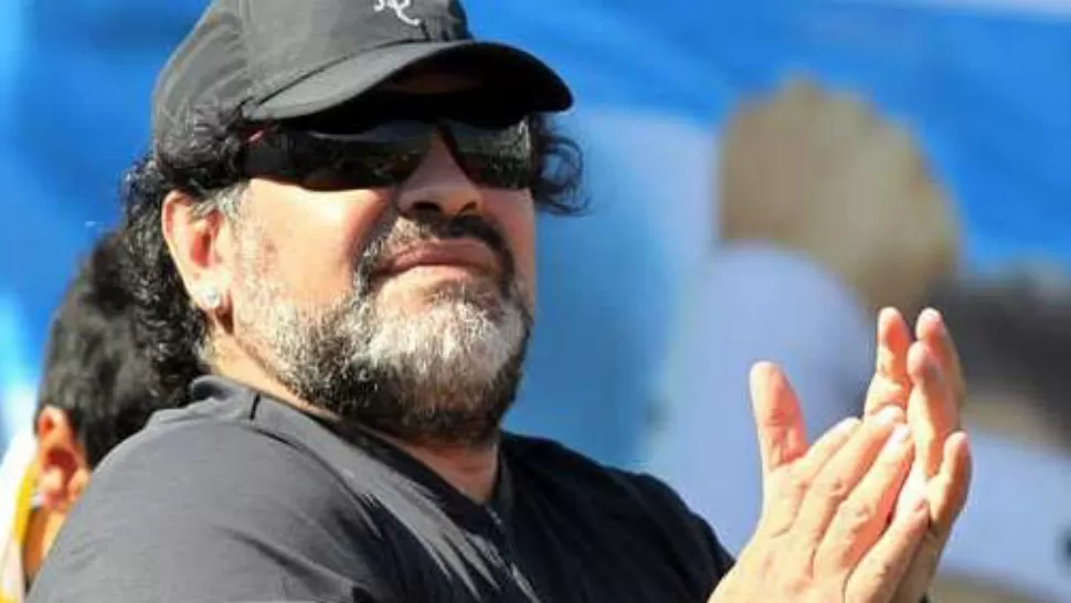 APLAUSO. Maradona celebró la asunción de Bergoglio como Papa y bromeó en su condición de Dios. 